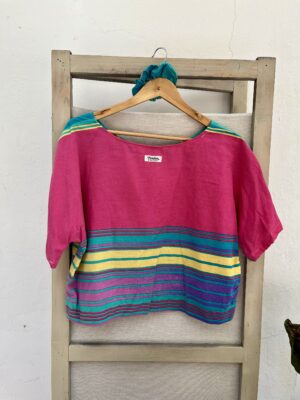 Le tee-shirt rayé rose et bleu
