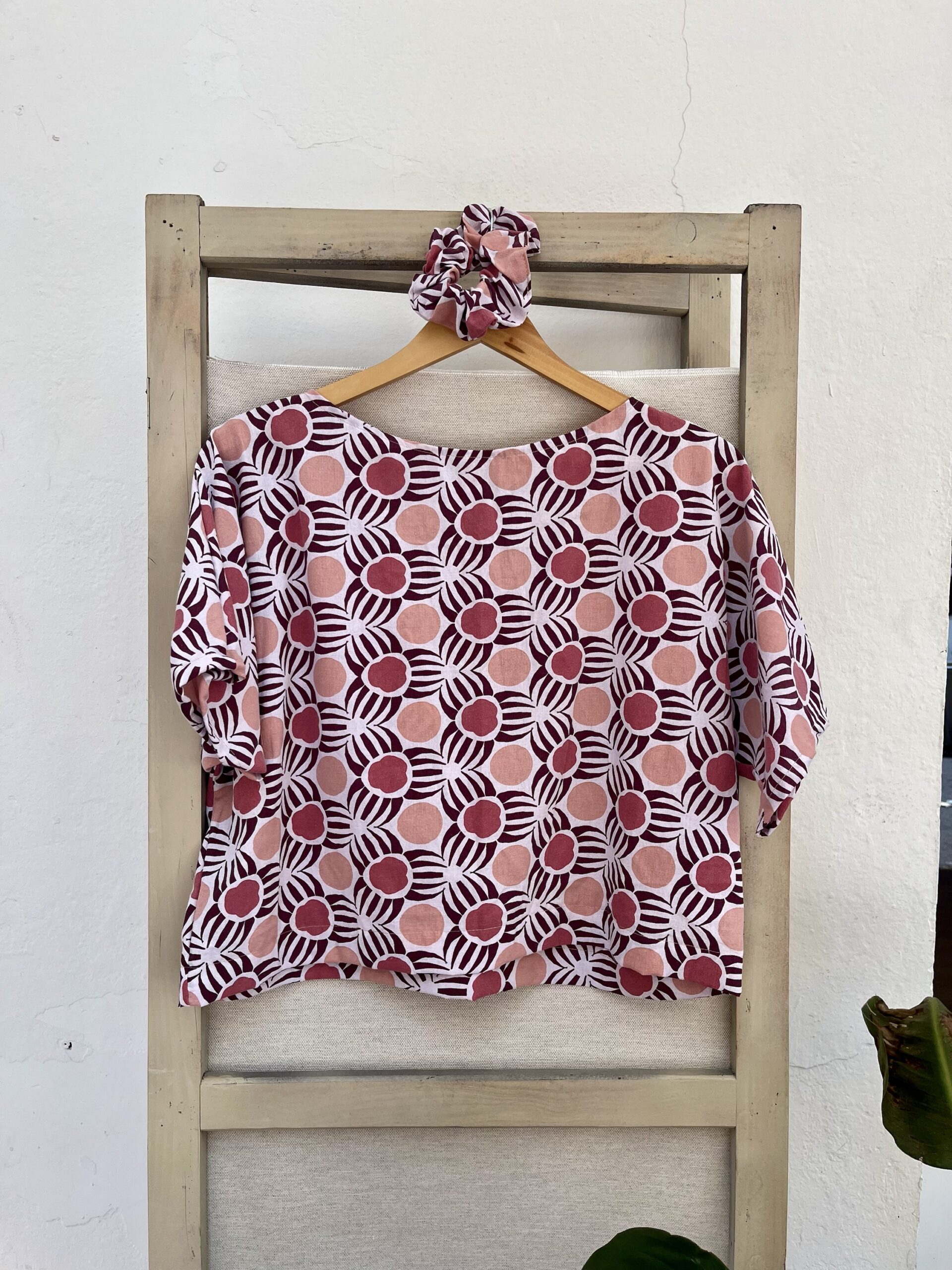 Le tee-shirt rouge rosas