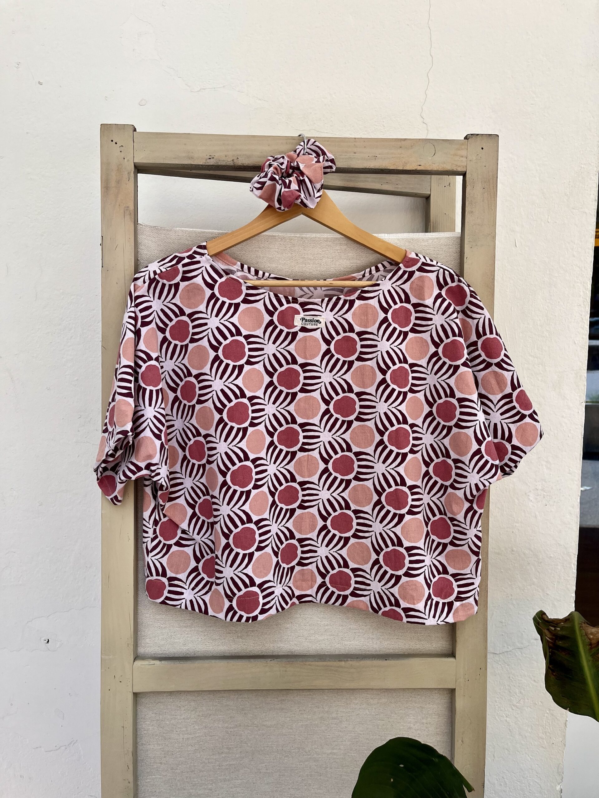 Le tee-shirt rouge rosas – Image 2