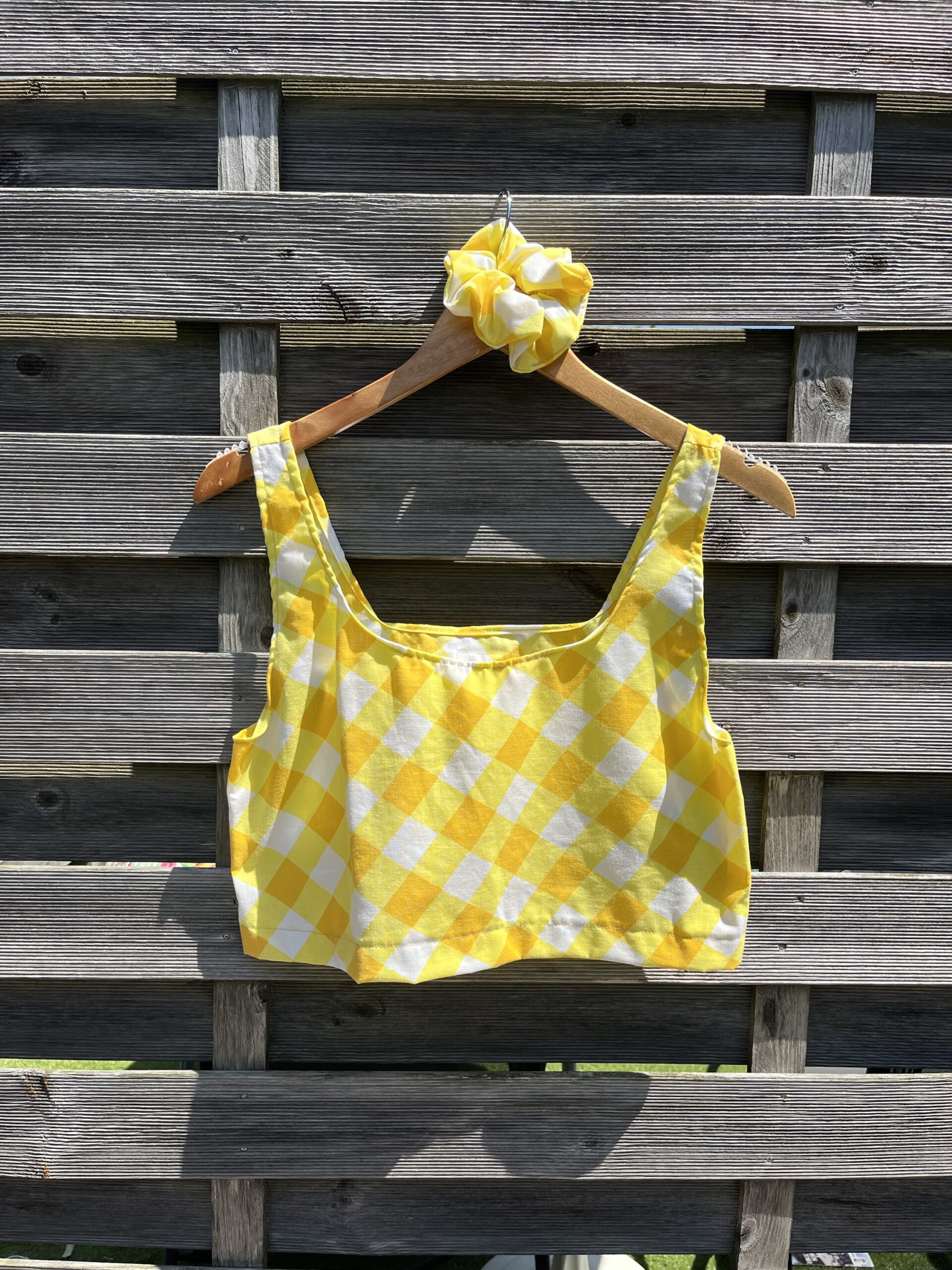 Le crop top jaune