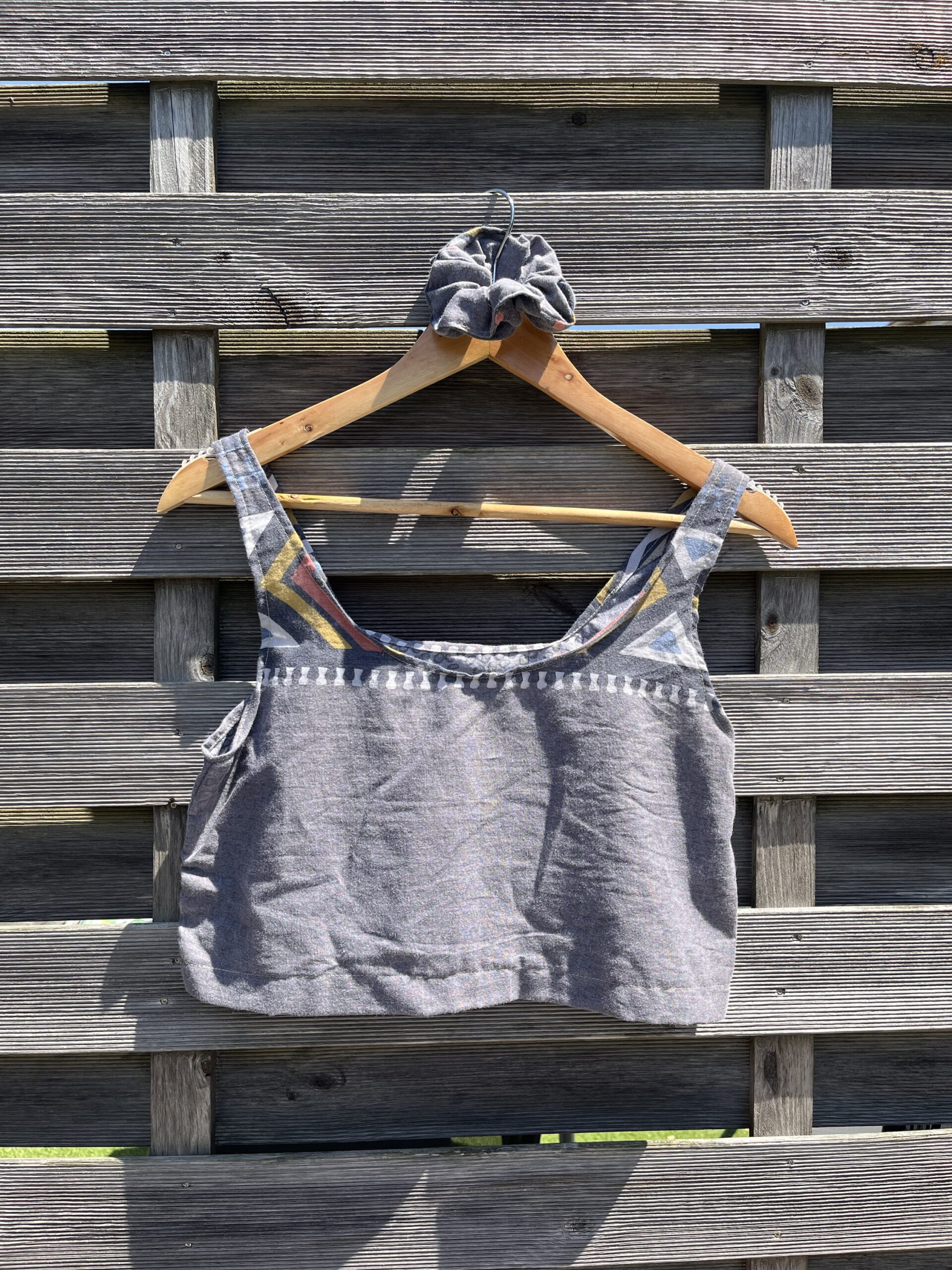 Le crop top noir ethnic
