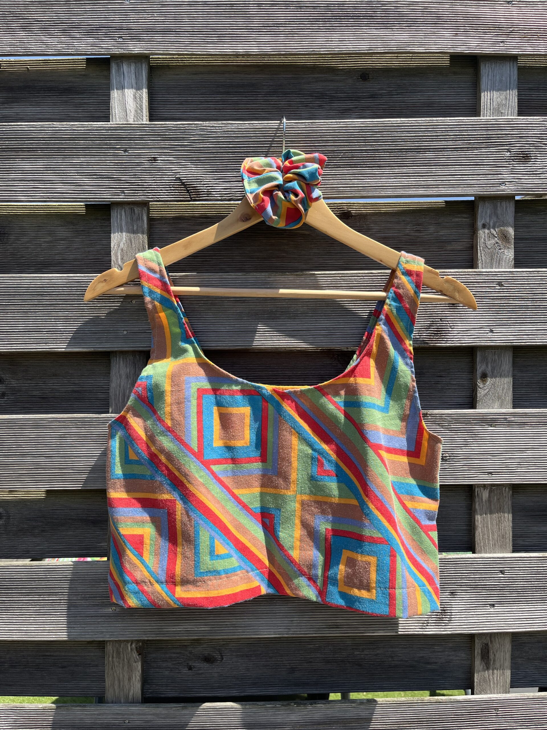 Le crop top multicolore de l’été