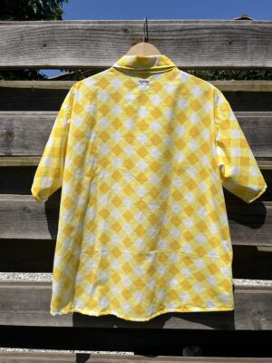 La chemisette jaune
