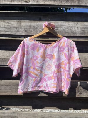 Le tee-shirt fleurs roses