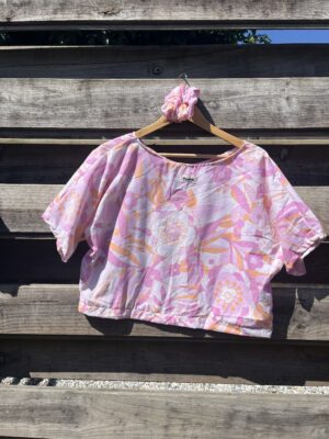 Le tee-shirt fleurs roses