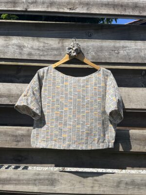 Le tee-shirt rayé noir