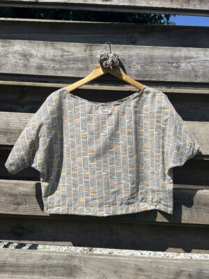 Le tee-shirt rayé noir