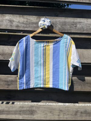 Le tee-shirt rayé bleu jaune