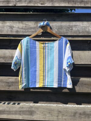 Le tee-shirt rayé bleu jaune
