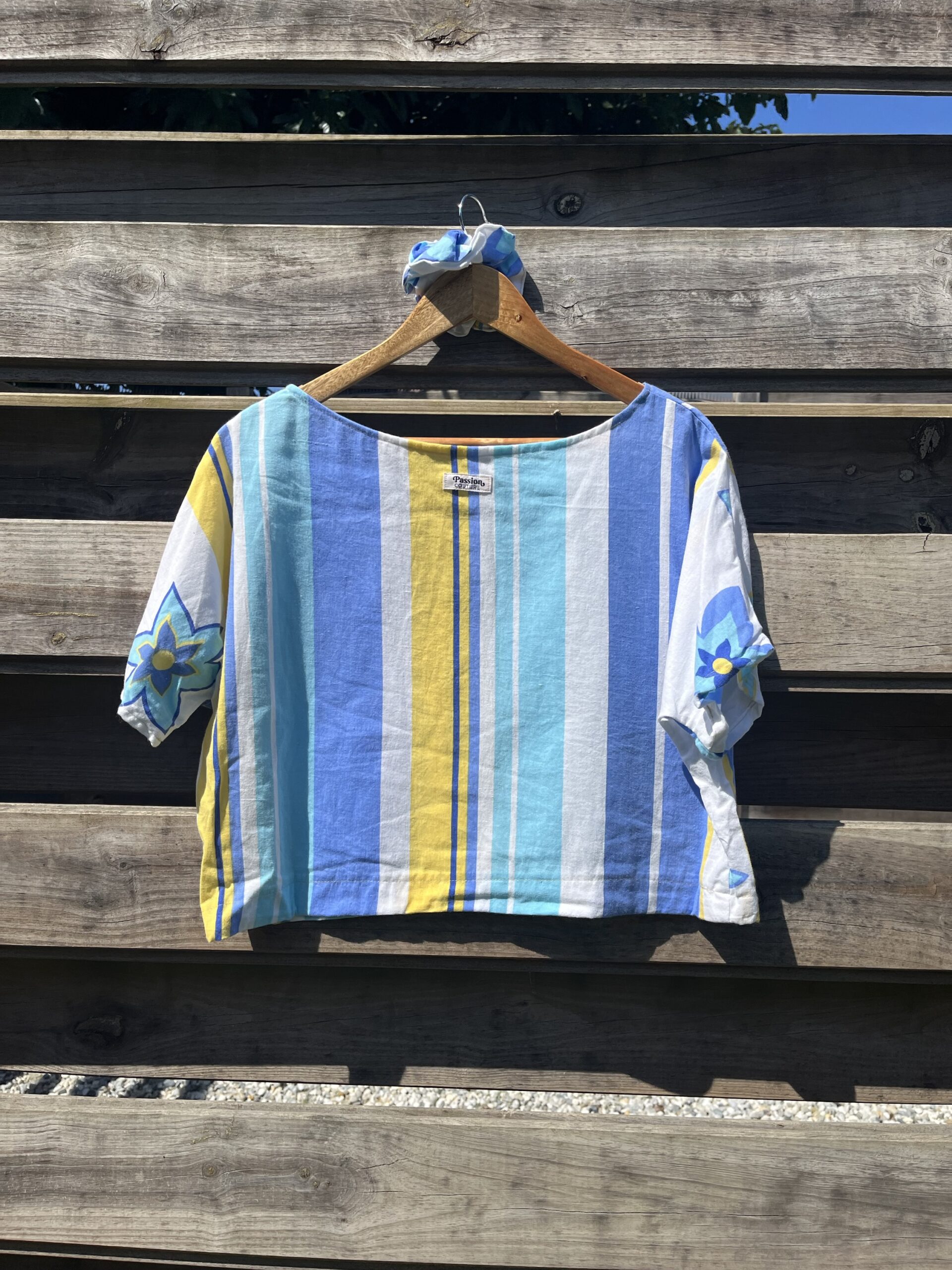 Le tee-shirt rayé bleu jaune – Image 2