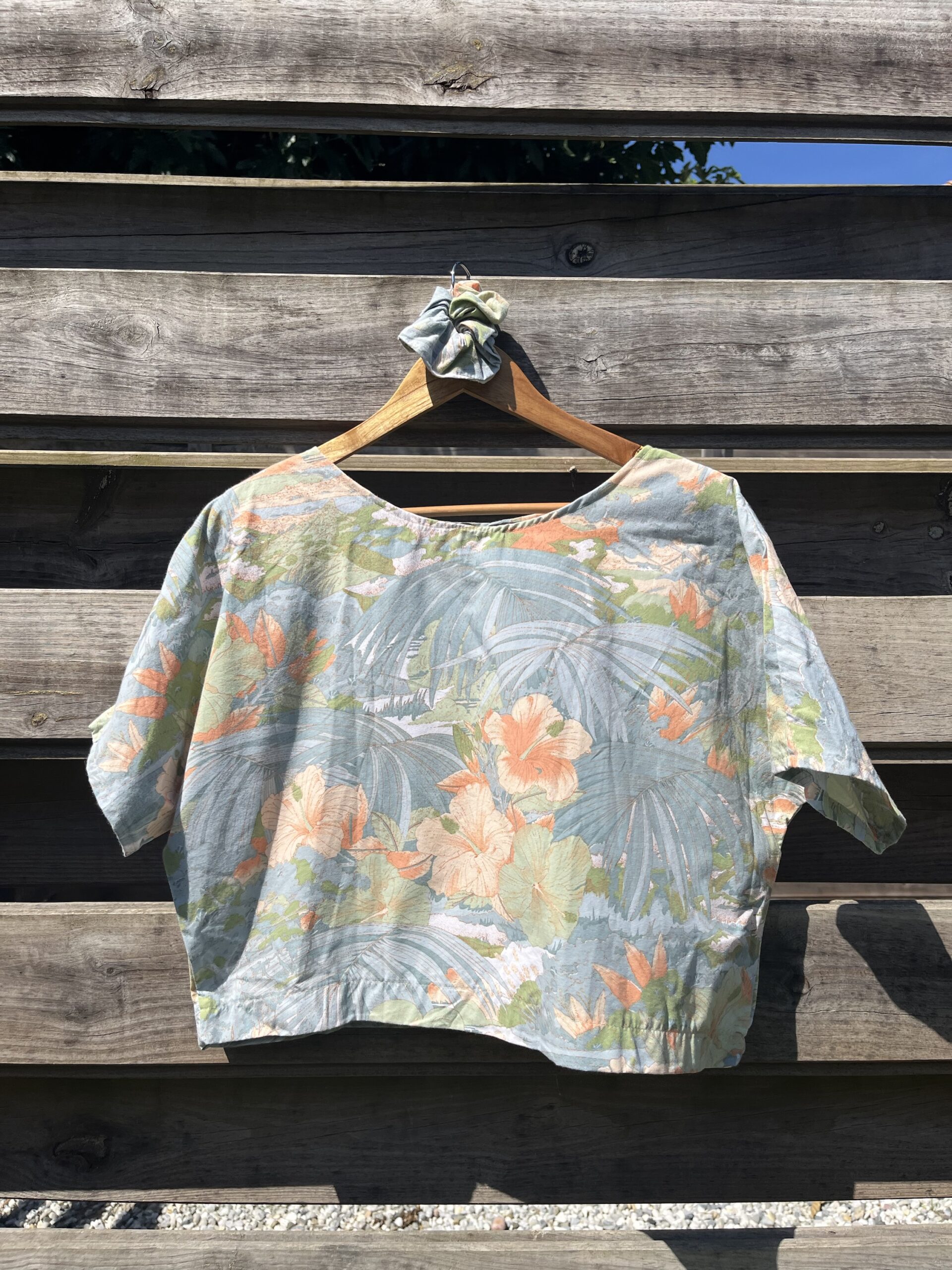 Le tee-shirt hibiscus
