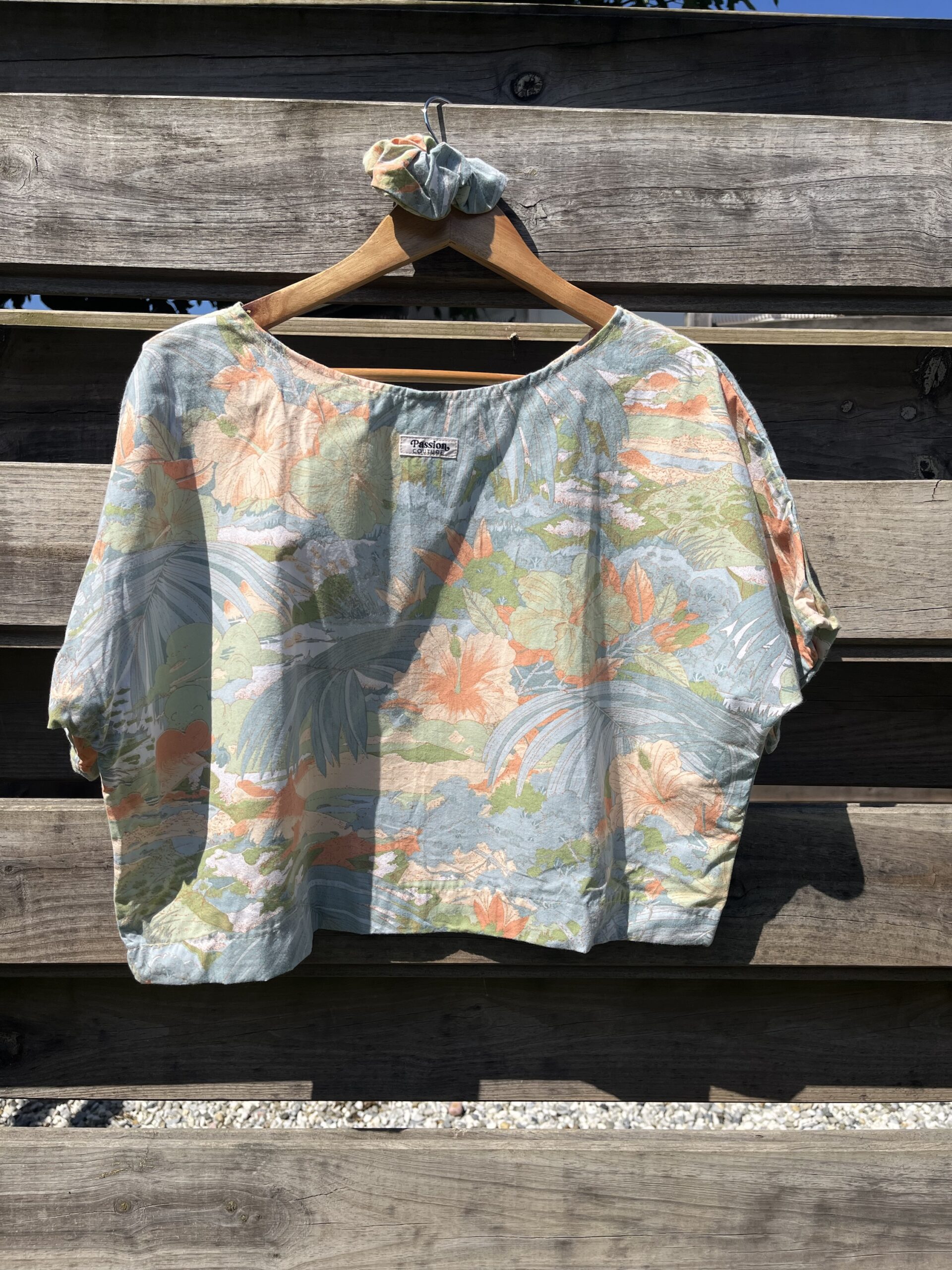 Le tee-shirt hibiscus – Image 2