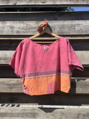 Le tee-shirt rouge orange