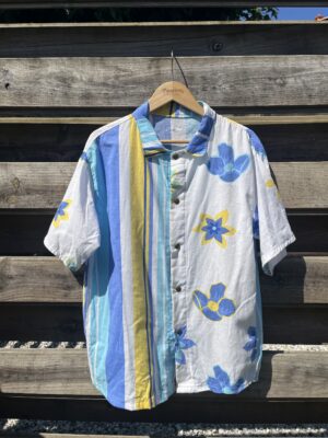 La chemisette rayée bleue jaune