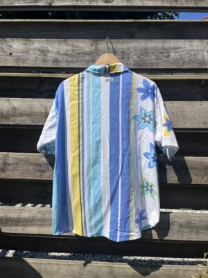 La chemisette rayée bleue jaune