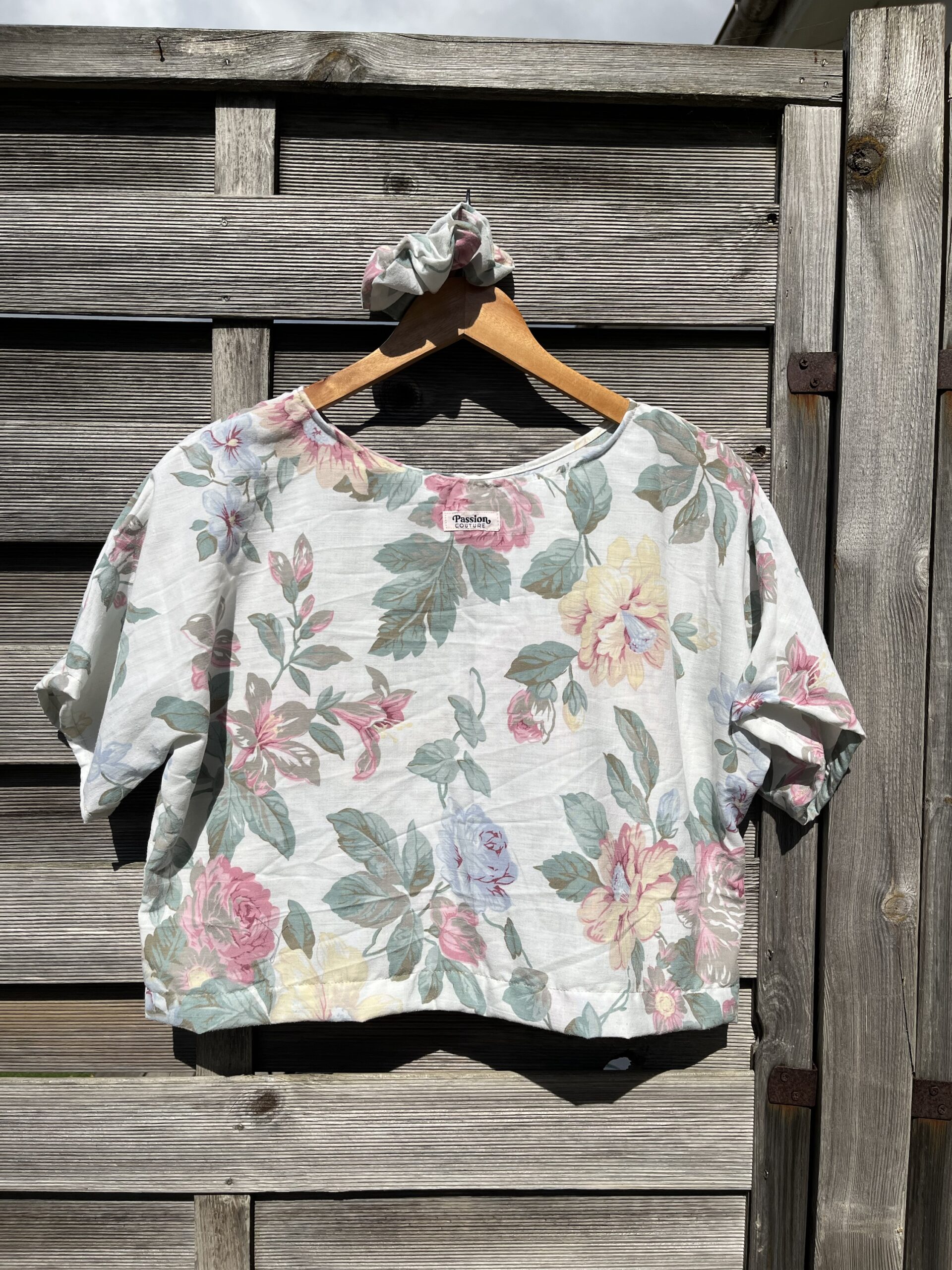 Le tee-shirt fleuri – Image 2