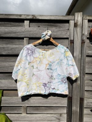Le tee-shirt pastel fleuri