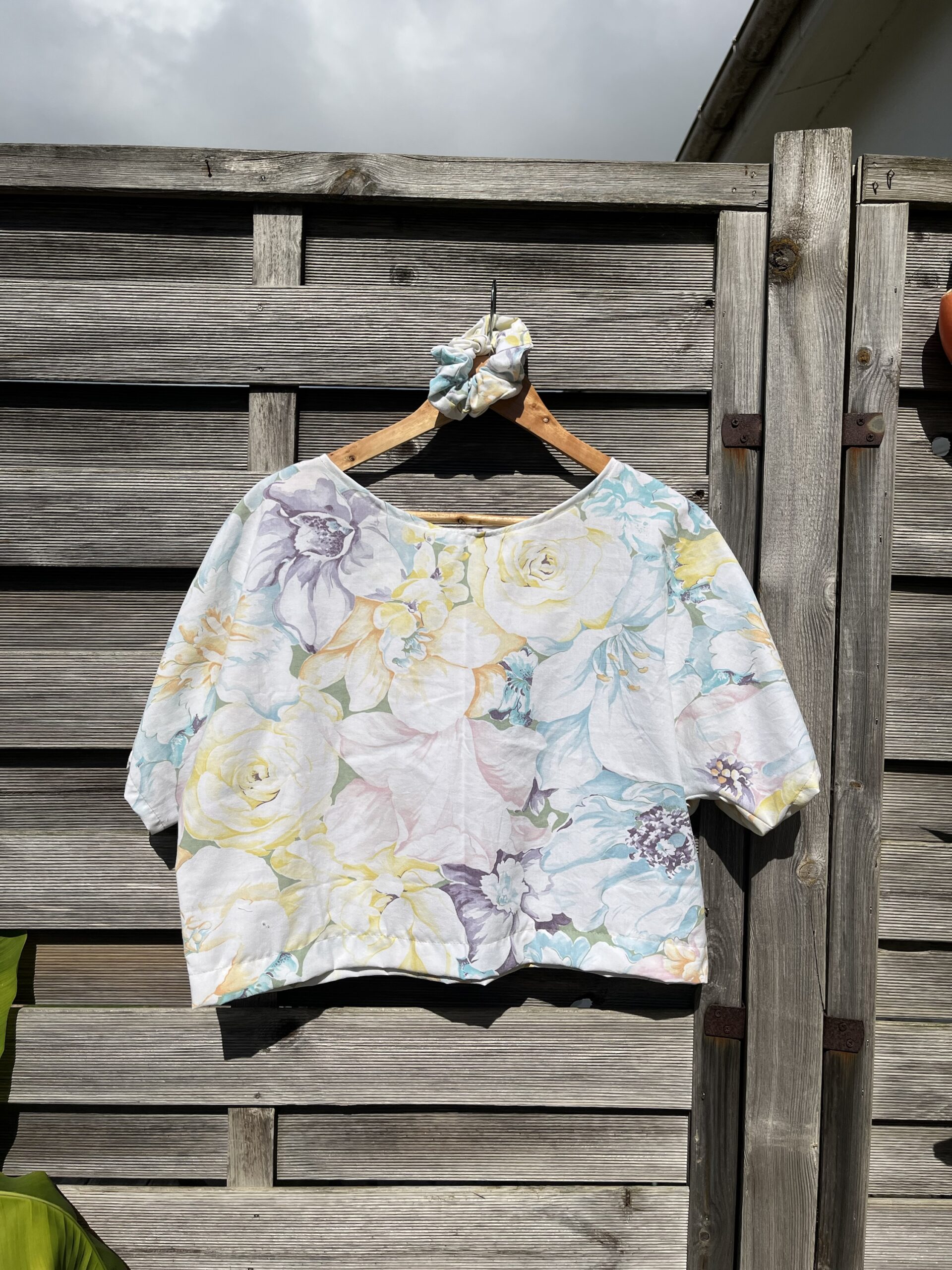 Le tee-shirt pastel fleuri