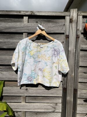 Le tee-shirt pastel fleuri