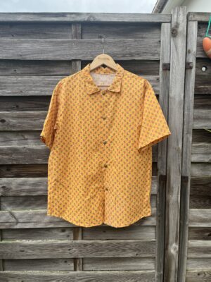 La chemisette jaune petites fleurs