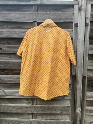 La chemisette jaune petites fleurs