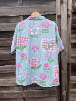 La chemisette bleue fleurs roses