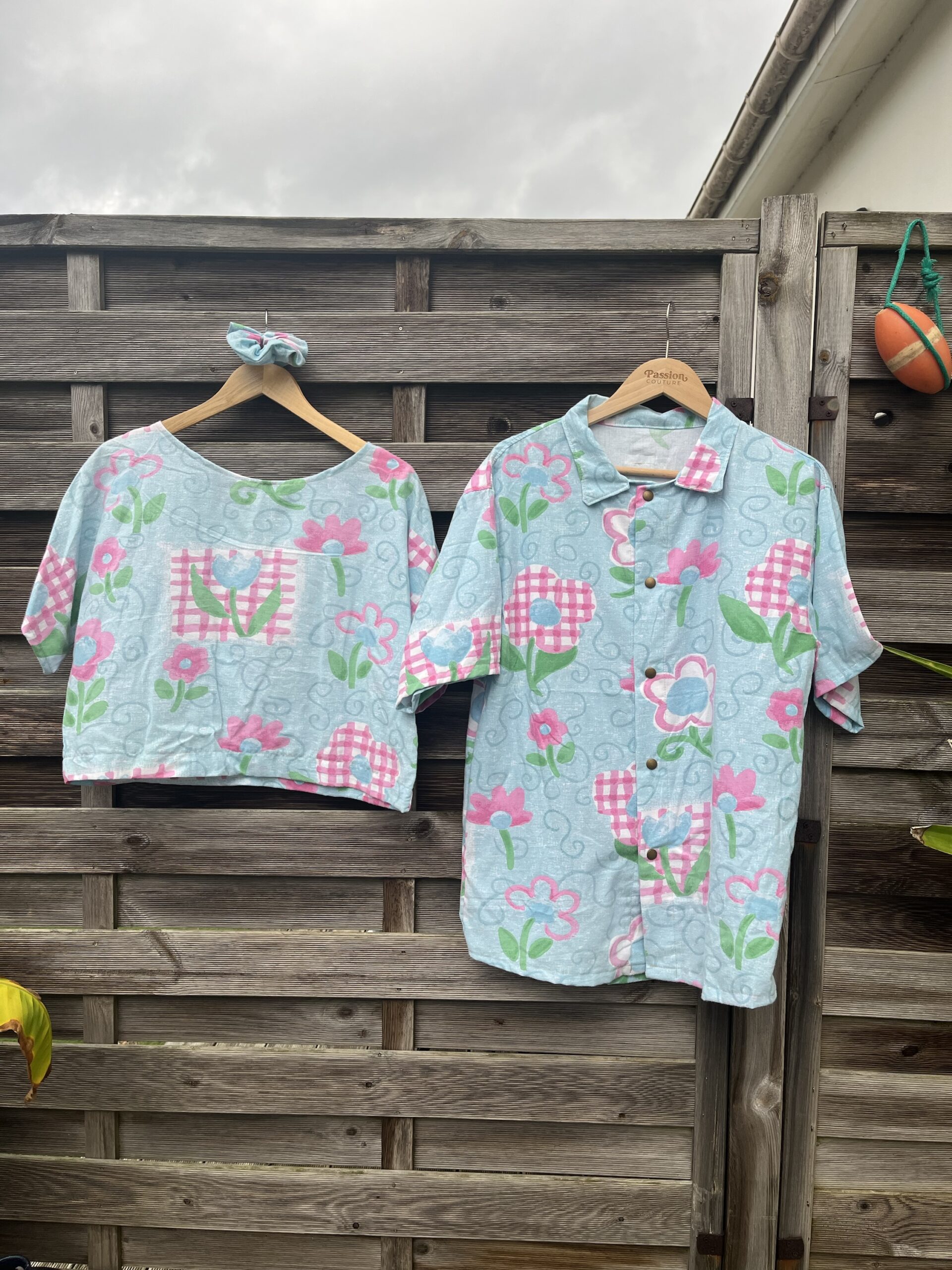 Le tee-shirt bleu fleurs roses – Image 5