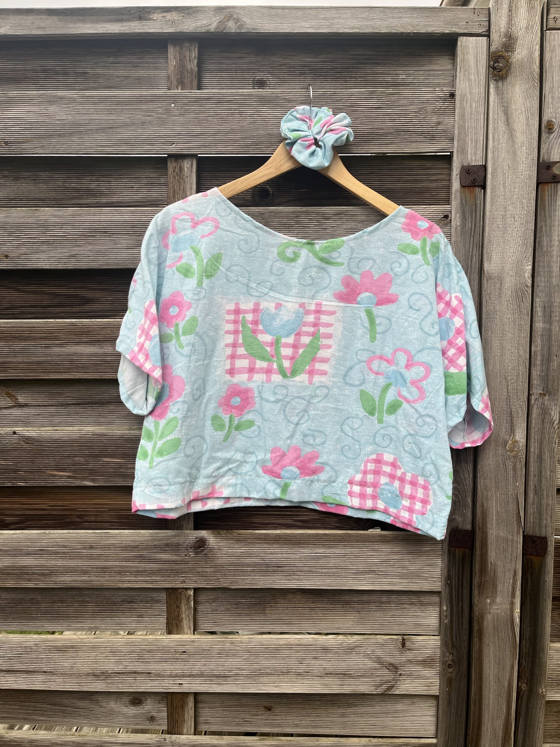 Le tee-shirt bleu fleurs roses – Image 3