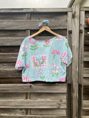Le tee-shirt bleu fleurs roses