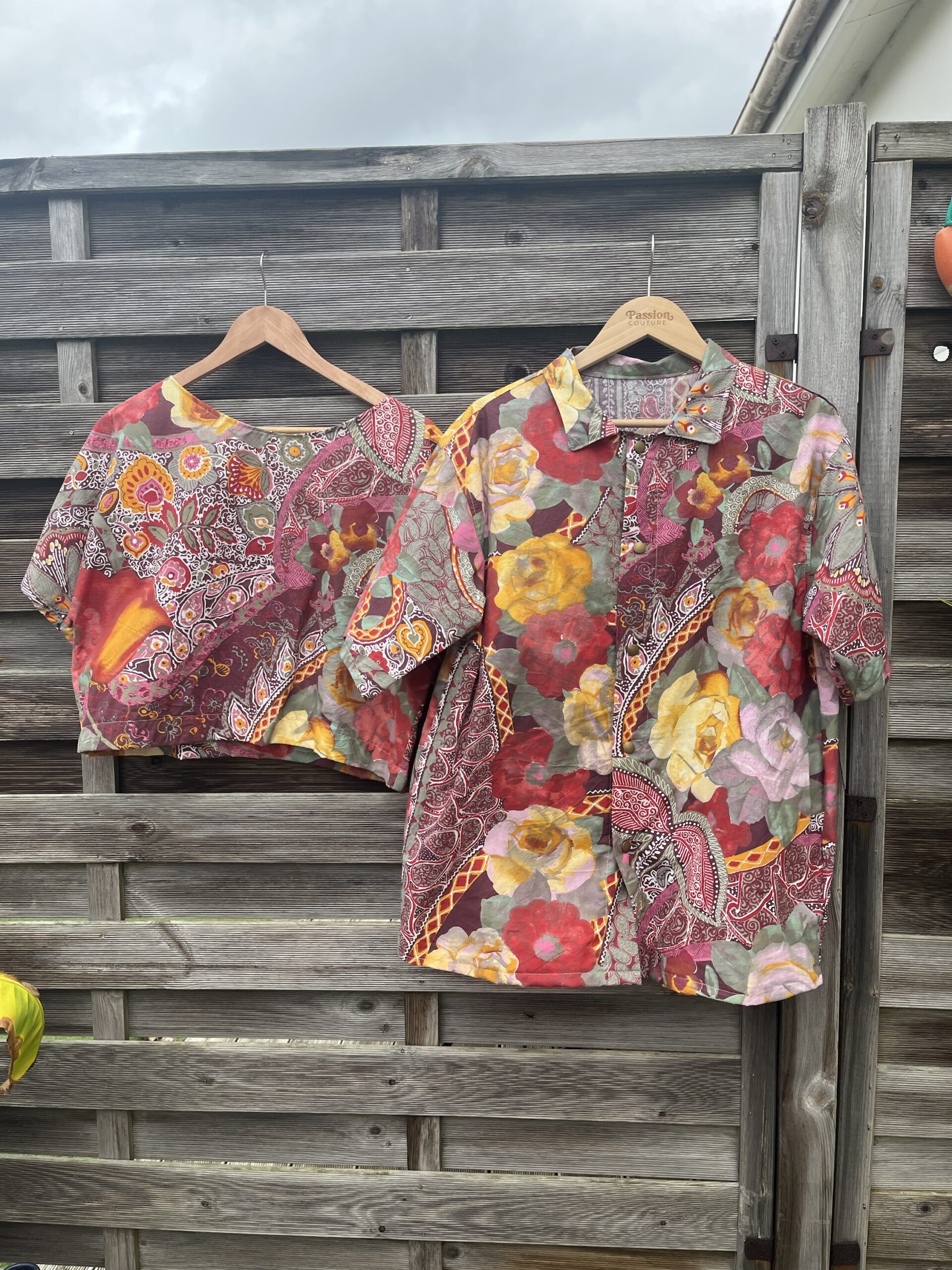Le tee-shirt rouge arabesque – Image 5