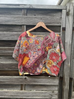 Le tee-shirt rouge arabesque