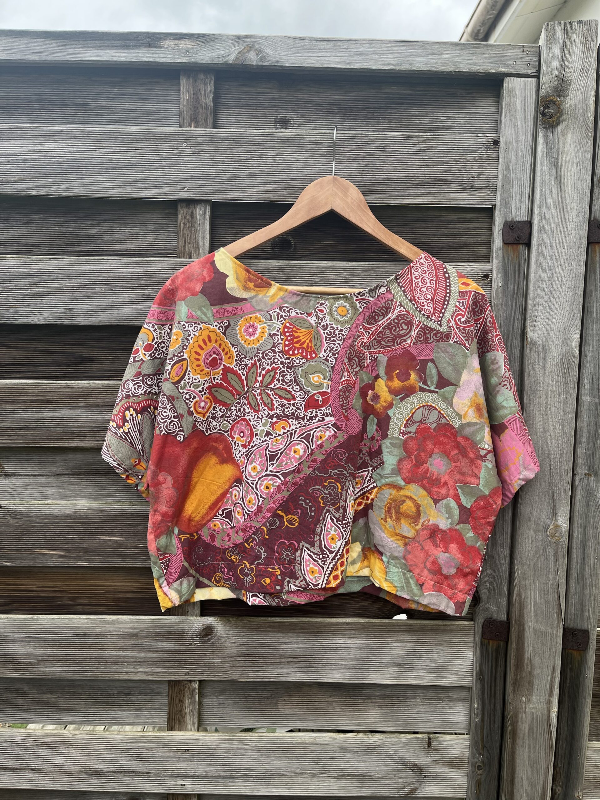 Le tee-shirt rouge arabesque – Image 2