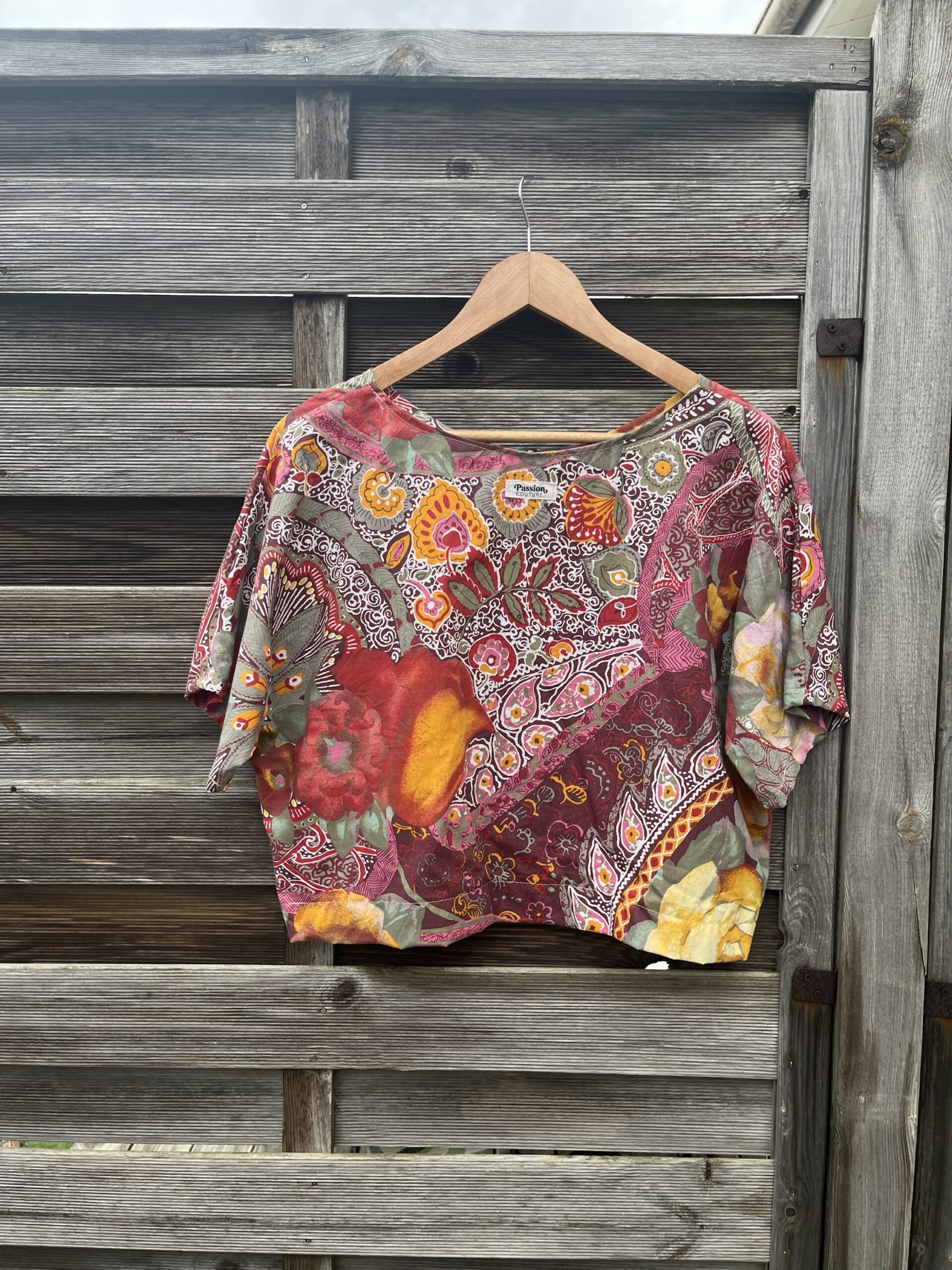 Le tee-shirt rouge arabesque – Image 3