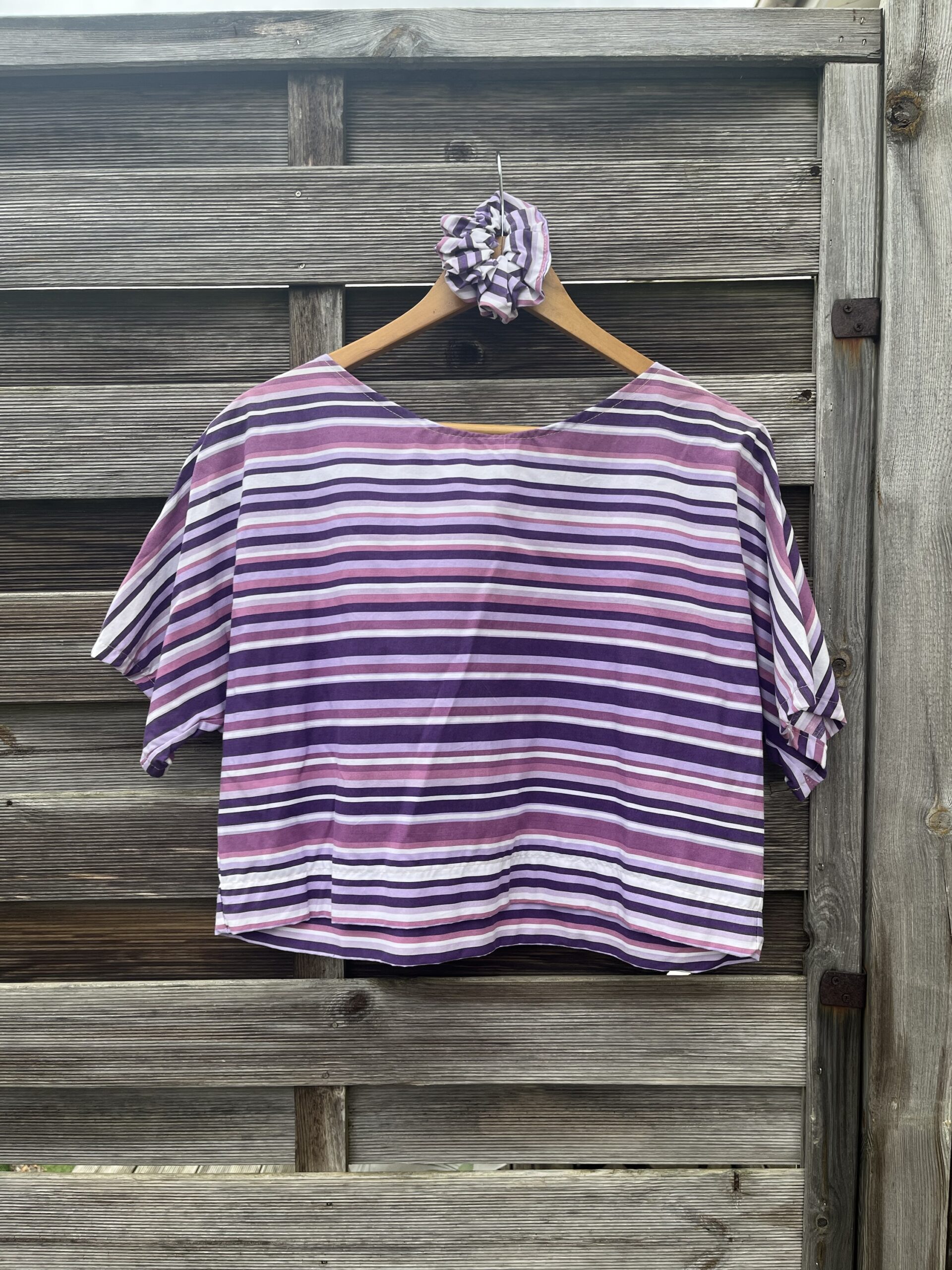 Le tee-shirt rayé violet