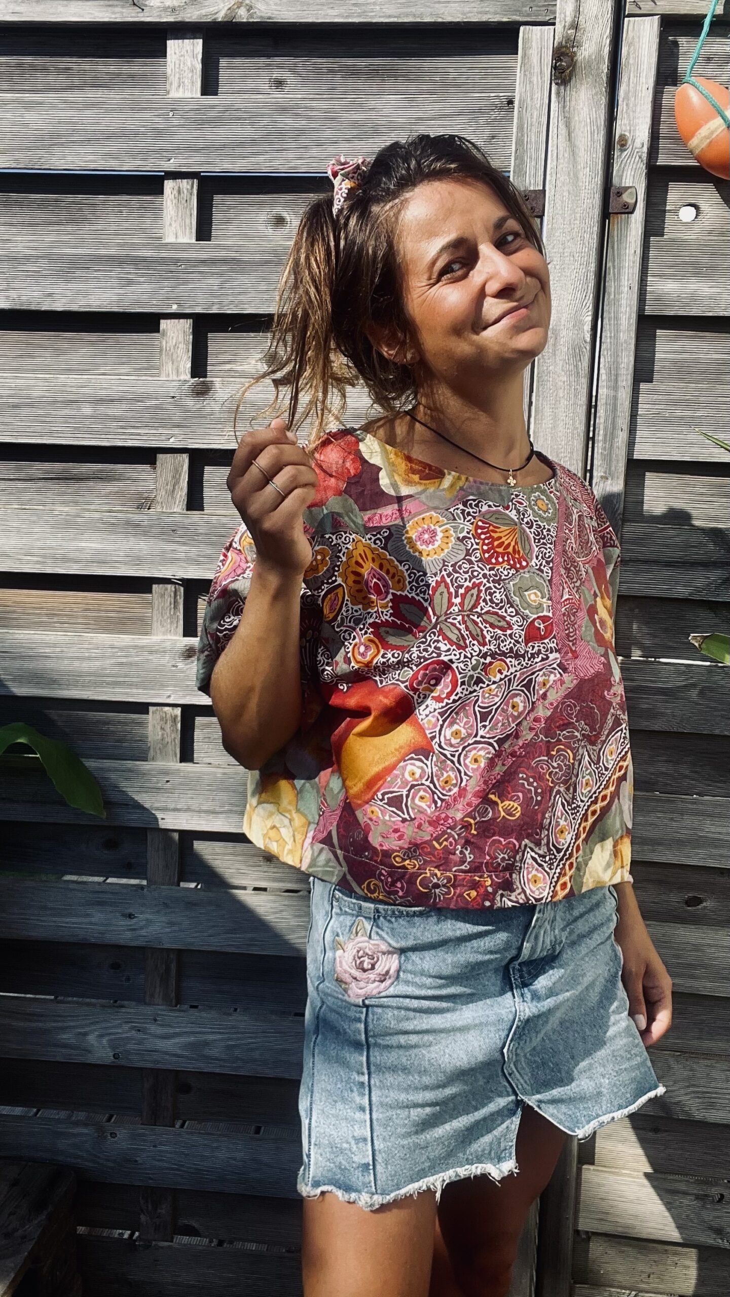 Le tee-shirt rouge arabesque – Image 4