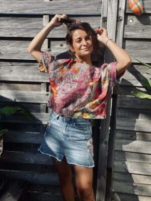 Le tee-shirt rouge arabesque