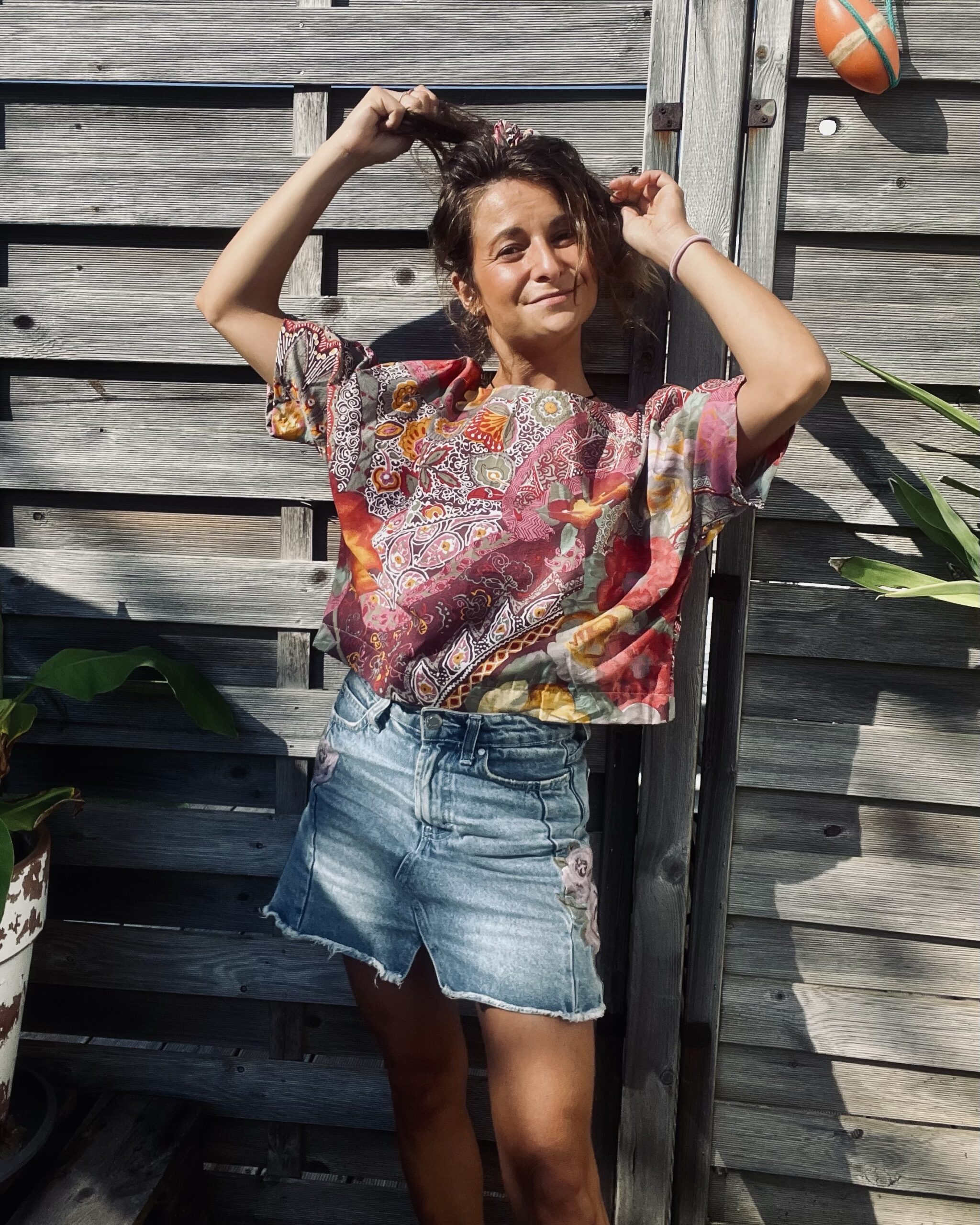 Le tee-shirt rouge arabesque