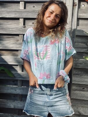 Le tee-shirt bleu fleurs roses
