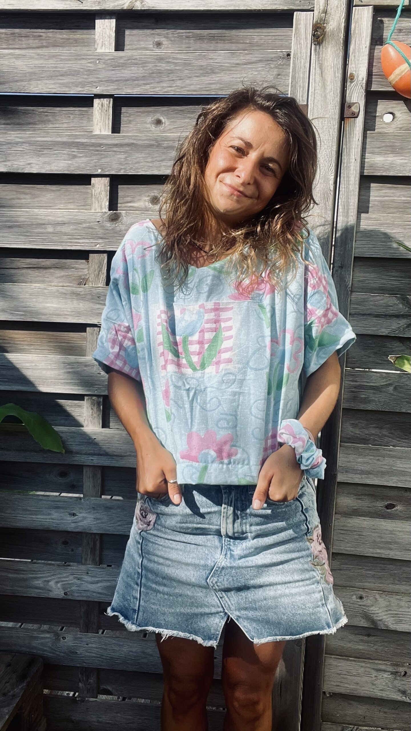 Le tee-shirt bleu fleurs roses