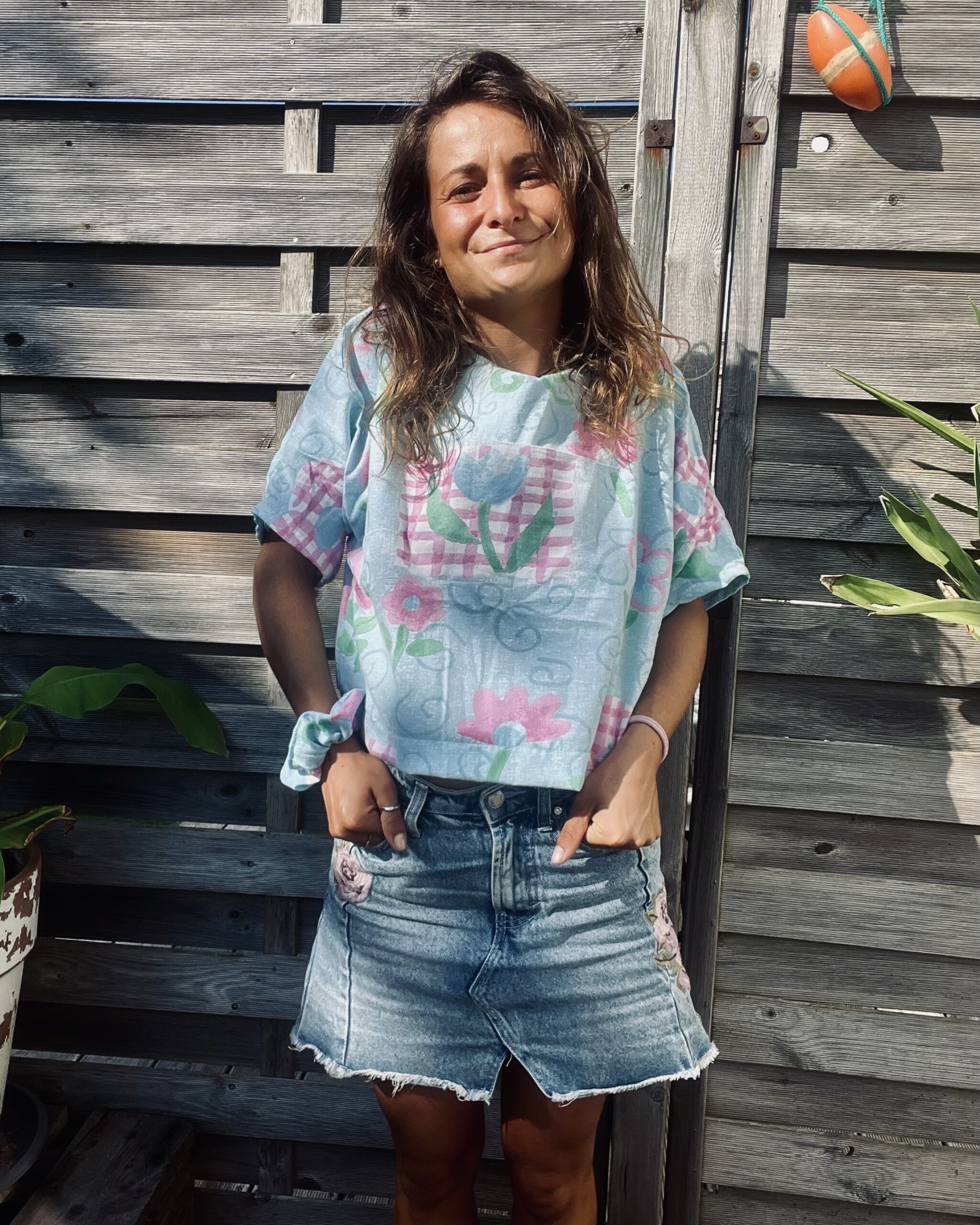 Le tee-shirt bleu fleurs roses – Image 4